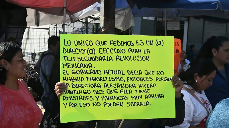 Con protesta, exigen director de planta para telesecundaria de Xalapa